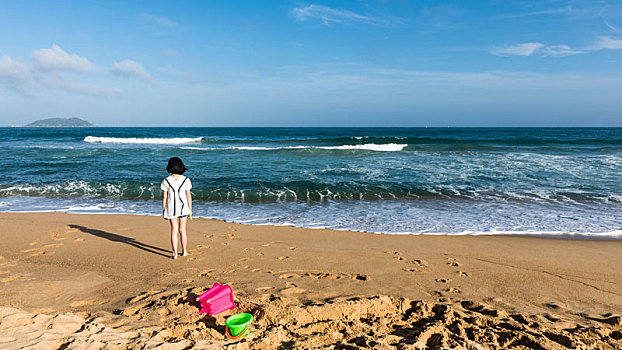 海南万宁香水湾海边看海的小女孩