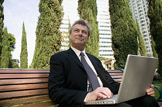 商务人士,坐,公园长椅,笔记本电脑