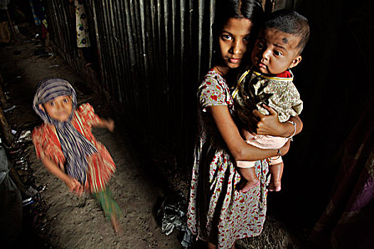 女孩,照顾,婴儿,姐妹,贫民窟,靠近,河,老,达卡,孟加拉,二月,2007年,许多,10个人,生活方式,脚,房间,分享,手,泵,卫生间,厨房