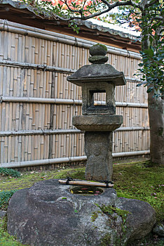 日本宗教寺庙里的石灯笼和洗手池