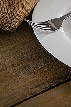 白色,盘子,叉子,木桌子,上方