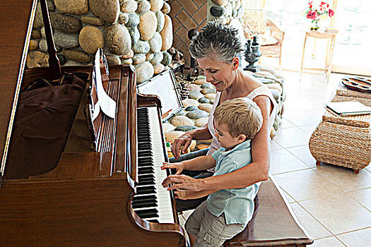 祖母,孙子,演奏,钢琴