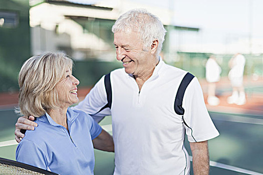 老年,夫妻,搂抱,网球场