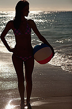女青年,拿着,水皮球,站立,海滩