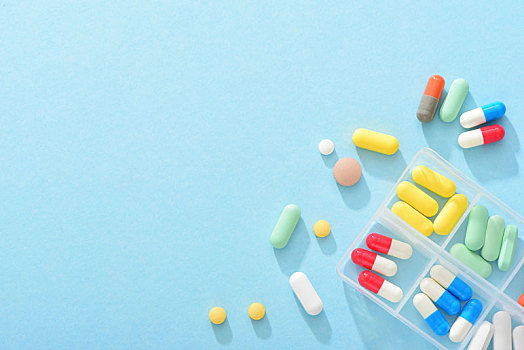 蓝色背景上的大量药品和药盒,医疗健康概念