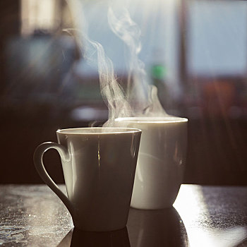 两个,咖啡杯,蒸汽,站立,桌子,逆光