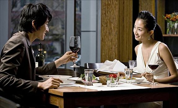 年轻,情侣,喝,葡萄酒,餐馆