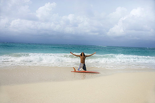 男人,跪着,正面,冲浪板,海滩,天堂岛,巴哈马