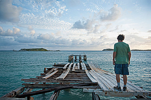 男青年,站立,木质,码头,破败,特克斯和凯科斯群岛