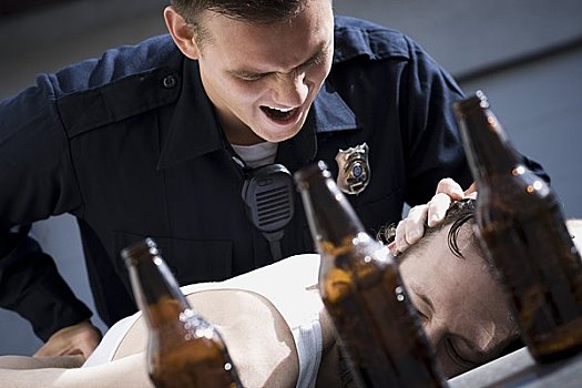 警察,逮捕,男人,躺下,啤酒瓶