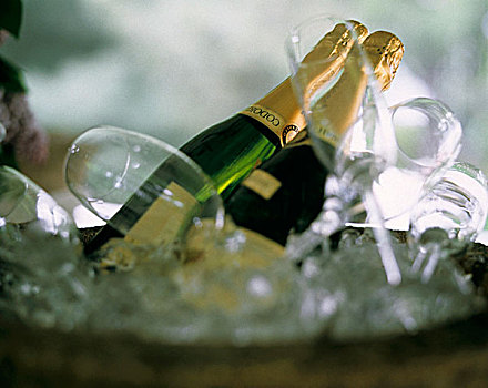 香槟酒杯,瓶子,冰