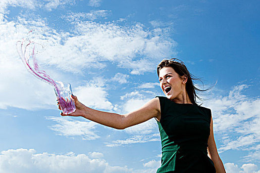女青年,投掷,粉色,液体,玻璃杯,蓝天,云
