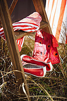 毛巾,红色,一双鞋,梯子