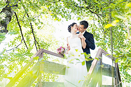 浪漫,新婚,中年,夫妻,吻,步行桥,公园