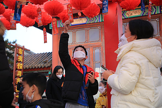 山东省日照市,元宵节里逛古镇猜灯谜,尽情感受中国传统文化魅力