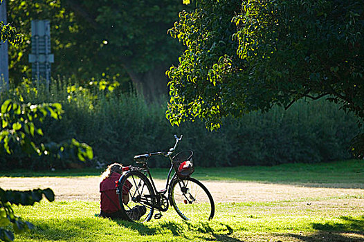 坐,女人,靠近,自行车,牧场,公园,瑞典