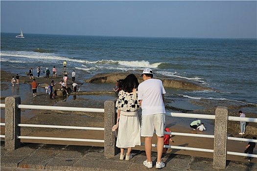 山东省日照市,夏日旅游掀起小高潮,海滨休闲度假人头攒动