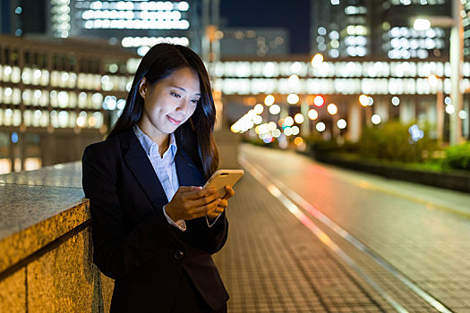 职业女性,使用,手机,城市,东京,夜晚