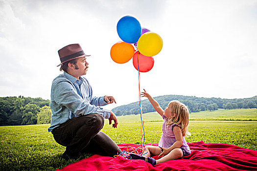 女孩,坐,父亲,指点,束,彩色,气球,乡村,地点