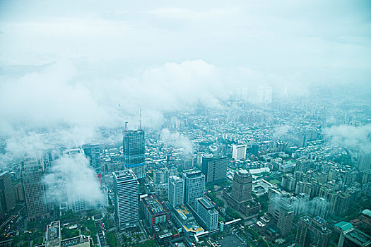 台湾台北市132大厦上眺望云雾中的台北市景