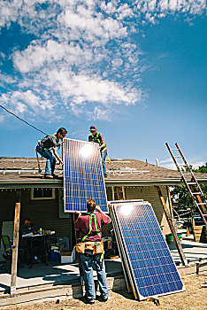 工人,举起,太阳能电池板,屋顶,房子