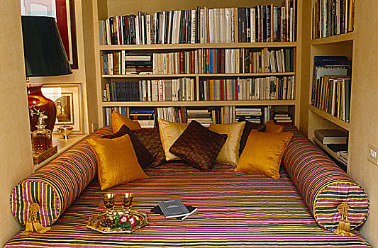粉色,绿色,条纹,白天,床,正面,书架
