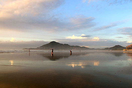 晨光中的东山岛金銮湾镜面海滩