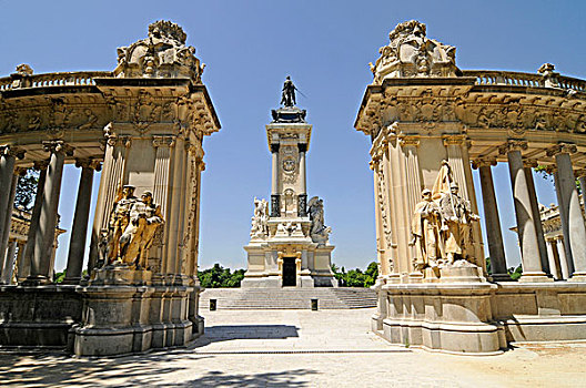 骑马雕像,国王,丽池公园,马德里,西班牙,欧洲