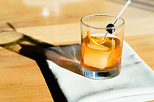 玻璃杯,威士忌,桌子,户外