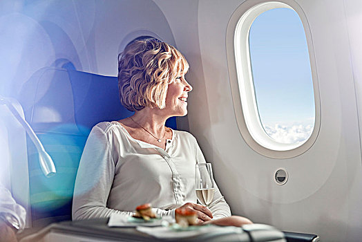 微笑,女人,喝,香槟,旅行,第一,向外看,飞机,窗户