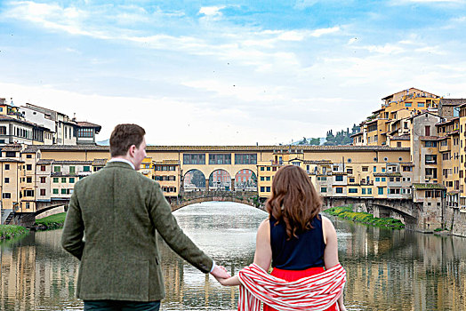 年轻,情侣,看,维奇奥桥,古桥,佛罗伦萨,托斯卡纳,意大利
