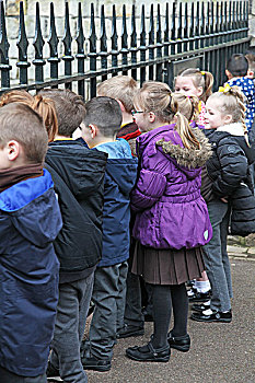 在温莎城堡参观的儿童