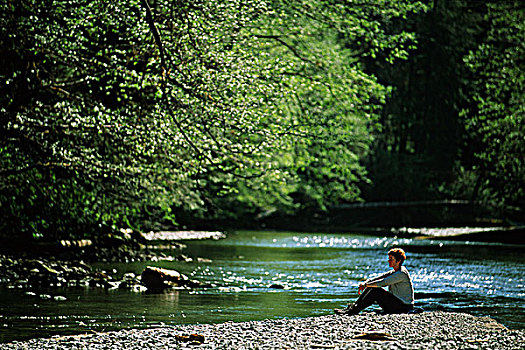 坐,女人,砾石,河,飘动,省立公园,温哥华岛,不列颠哥伦比亚省,加拿大