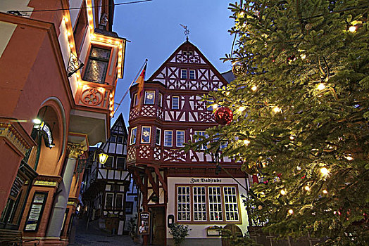 德国,莱茵兰普法尔茨州,圣诞市场,市场,光亮,木质房屋,市政厅