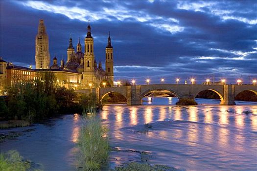 大教堂,旁侧,埃布罗河,桥,夜空,沭浴,路灯,萨拉戈萨,阿拉贡,西班牙