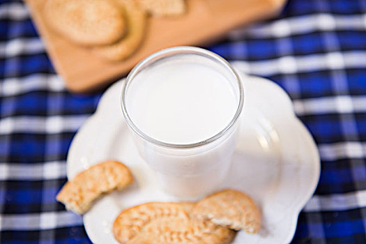 椰奶和全谷物酥性饼干的下午茶