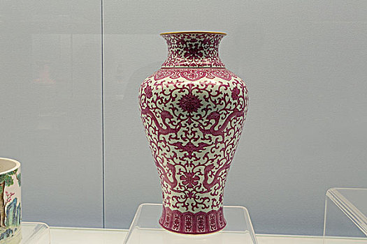景德镇窑胭脂红釉缠枝龙纹瓶,清代,乾隆年