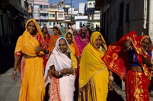 女人,聚集,传统,印度教,婚礼,婚宴,走,家,寺庙,乌代浦尔,城市,广告