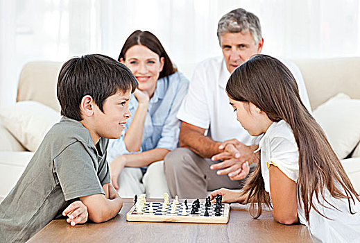 父母,看,孩子,玩,下棋