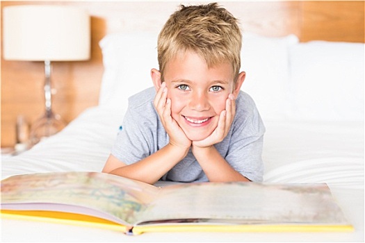 微笑,金发,男孩,躺着,床,读,故事书