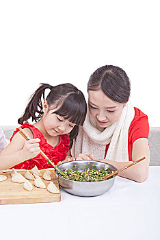 母亲和女儿包饺子庆祝春节