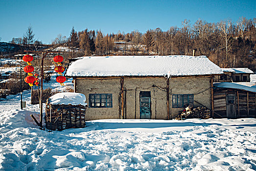 有年味儿的被雪覆盖的房子