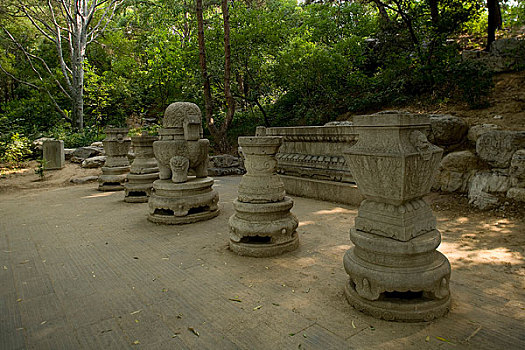 北京大学未名湖区的石刻