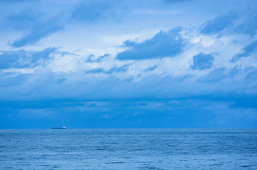 海水,海平面,海,大海,海浪,波浪,辽阔,广阔,白云,蓝天,多云