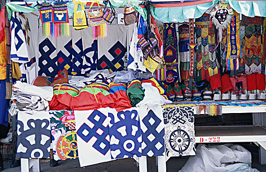 售卖藏族服饰用品的摊档,中国西藏