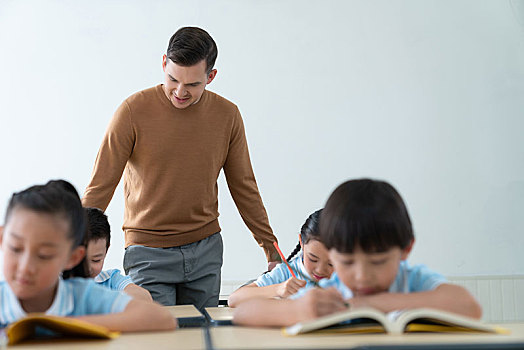 年轻的外籍老师在上课