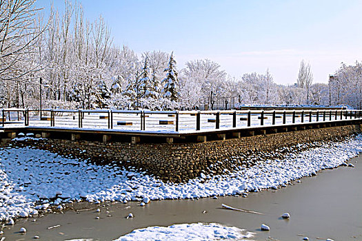 覆盖着厚厚的白雪的湖边观景平台