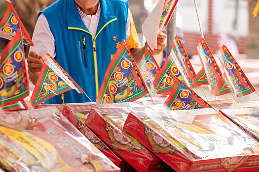 中国鬼节中元普渡丰盛的祭祀品及人们