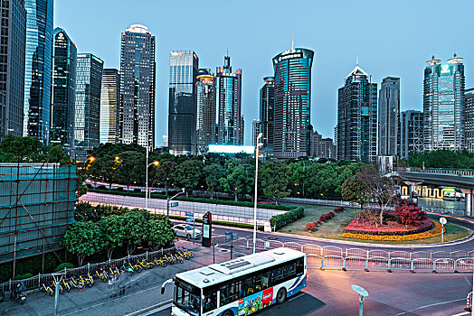 上海空旷的城市广场道路与现代商业建筑风光