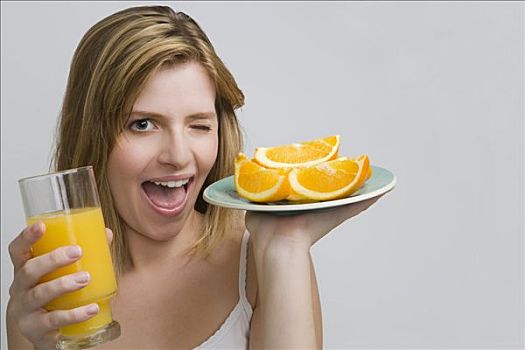 肖像,女青年,拿着,盘子,橘子,玻璃,橙汁
